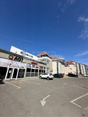 Poslovna zgrada da parkingom na autoputu BG-NS