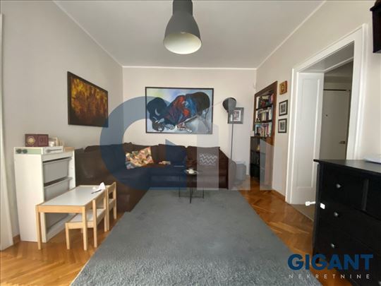 Crveni krst, 61m2, I, salonac