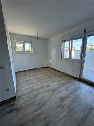 Dvosoban stan 45 m² + dvorište 22m2 , Ledine, Surč