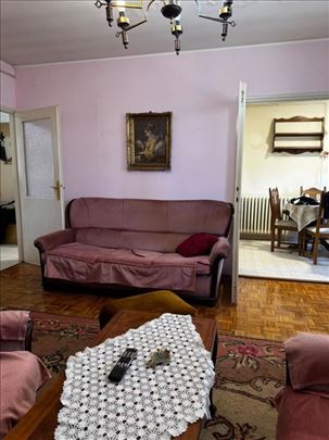 Karadjordjev trg, Zemun 70 m², u cenu stana je ura