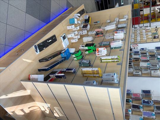 Kompletan enterijer za prodavnicu- regali i police