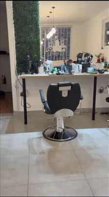 Kompletno opremljen frizerski salon