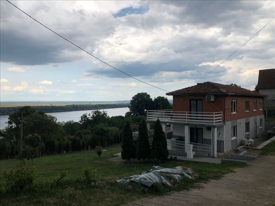 Kuća u Grockoj na 20 ari sa pogledom na Dunav
