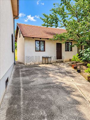 Lepa, ozakonjena, porodična kuća 200m2, pomoćni 