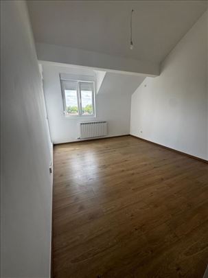 Petosoban stan, duplex, u centru Stare Pazove, 103