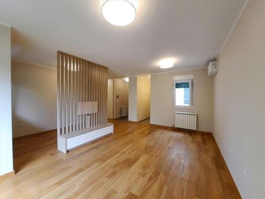 Nov, lux 3.0 stan, garaža, Crveni krst ID 9537