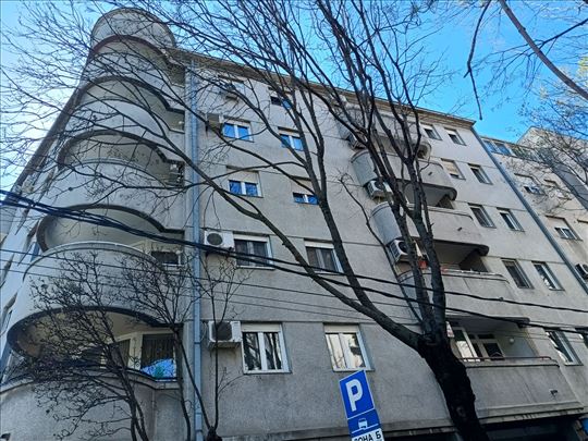 Centar, dvosoban, odlična zgrada, super lokacija