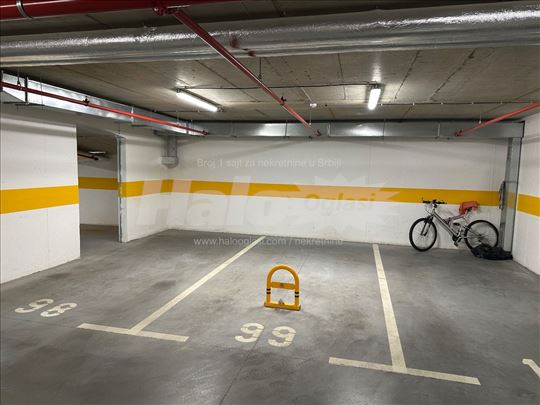 Garažno mesto 13.3m2 Zelena Avenija Zemun Centar