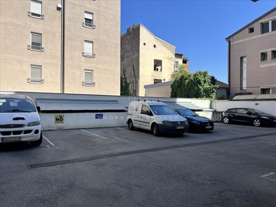 Parking mesto, direktno sa ulice, odmah dostupno I