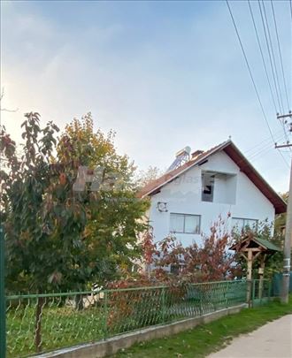 Prodajem kucu u selu Jarsenovo, 16 km od Leskovca