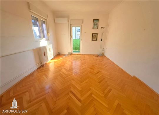 Renoviran, uknjižen, sa dve spavaće sobe i ostavom