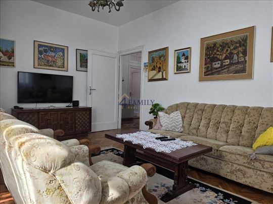 Salonac, trostrano orijentisan, terasa i dvorište