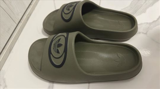 Adidas papuče 43, baš kao nove