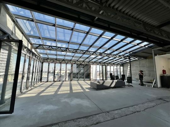 Ekskluzivan poslovni penthouse 210 m² sa privatnim