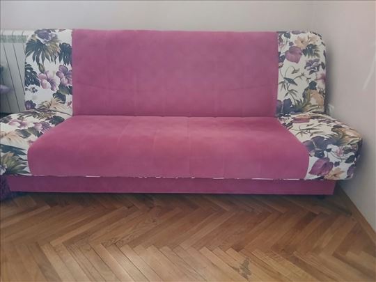Kauč na rasklapanje sa kutijom za odlaganje