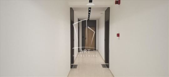 Poslovni prostor u Zemunu – 51 m2 sa 2 garažna mes