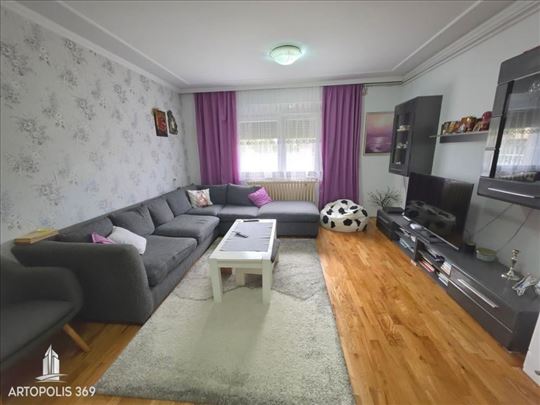 Renovirana i kompletno nameštena kuća 110m2, 5 ari