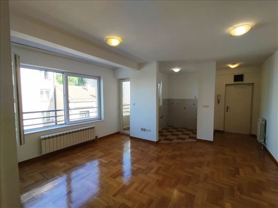 Reprezentativan, porodican, 3.0, dve terase