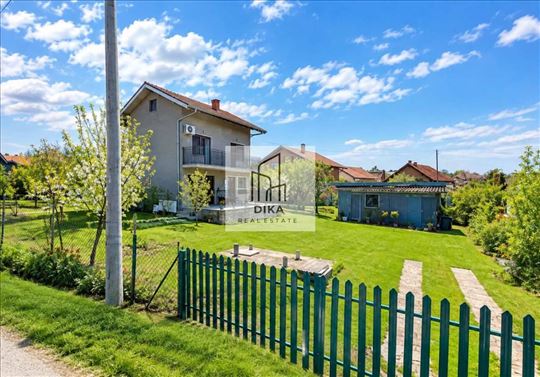 Spratna kuća na 10 ari placa - Meljak