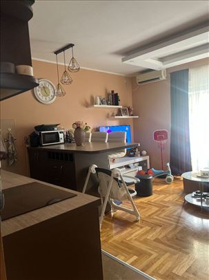 Stan na odličnoj lokaciji-40 m2+ tavanski prostor