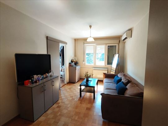 Centar, renoviran, namesten, 1.5, parking!