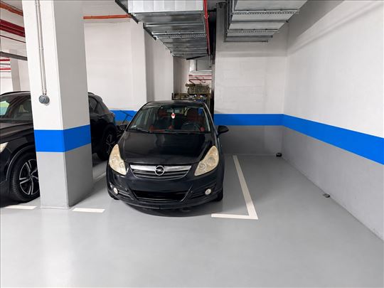Garažno mesto 12,5m2 odmah dostupno