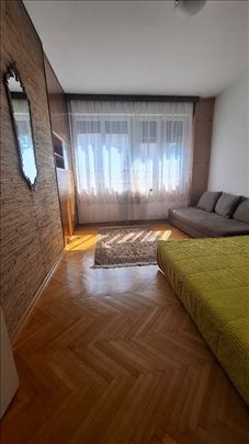 Đeram pijaca, Đuke Dinić, namešten dvosoban stan