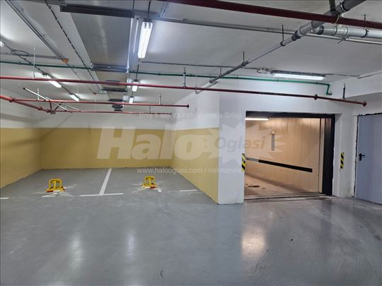 Izdajem parking mesto u Bulevaru despota Stefana
