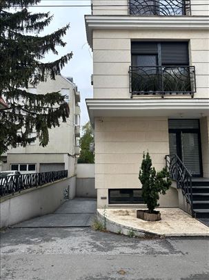 Garaža i garsonjera u suterenu