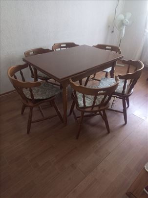 Trpezarijski sto sa stolicama