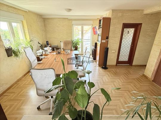 Lux trosoban stan u Žarkovu