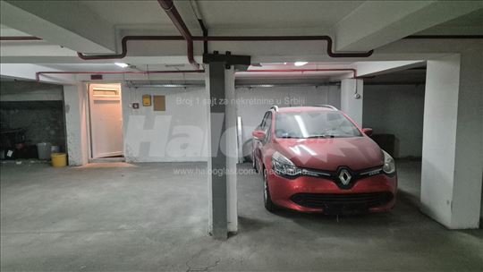 Prodajem garažno mesto 12.5m2 kod Hotela Zira