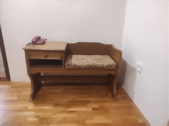 Prodajem malu komodu sa sedalnim delom