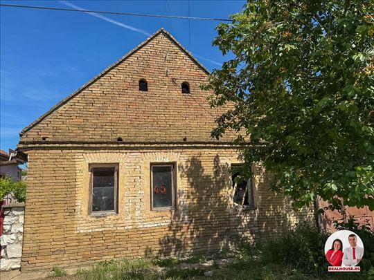 Stara kuca,prikljucak vode,struje i bunar-centar 