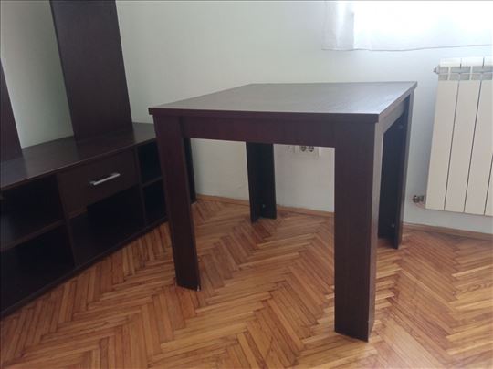 Trpezarijski sto