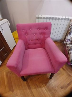 Čvrsta Roze Pink fotelja sa drvenim nogama
