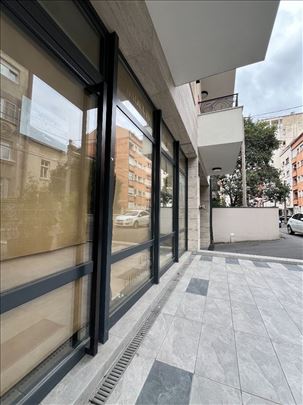 Vračar-Kalenić pijaca-Lokal-50+35m2-Izlog