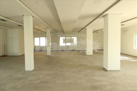 Izdaje se prostor 250m² – ZEMUN POLJE