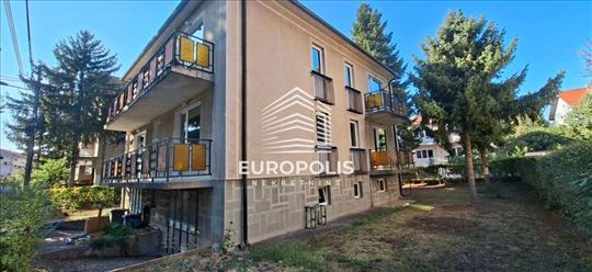 Kuća sa 5 stanova u centru Železnika