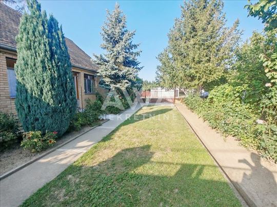 Sonta. Prizemna, renovirana, nameštena 126m2, plac