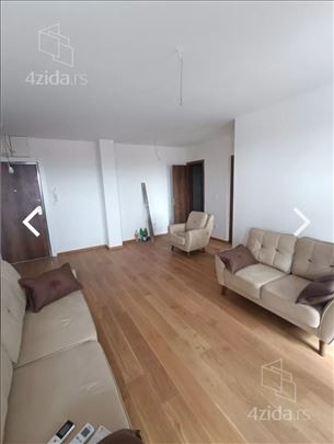 Trosoban stan kod Big centra sa garažnim mestom