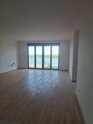 Zemun, Pregrevica, pogled na Dunav 78,parking, NOV