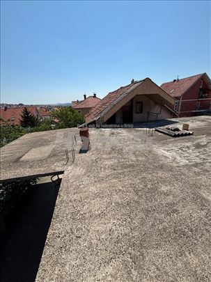 Porodična kuća u Kaluđerici sa dodatnim objektom
