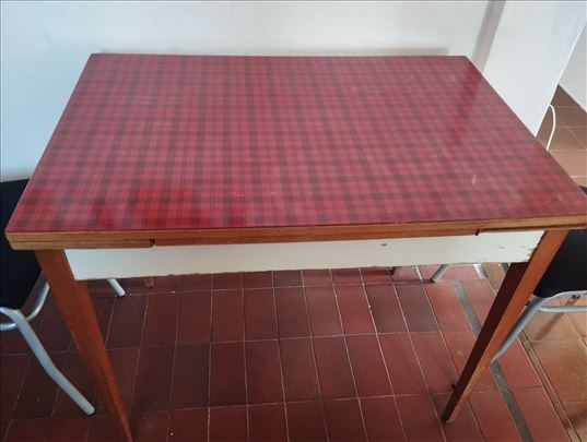 Retro trpezarijski sto na razvlačenje