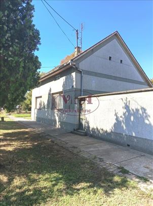 Kuća sa dva stana u Srbobranu na uglu dve ulice - 
