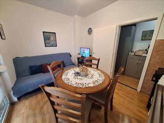Prodaje se jednosoban stan sa nameštajem