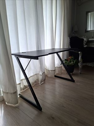 Prodajem izuzetno očuvan radni / gejmerski sto