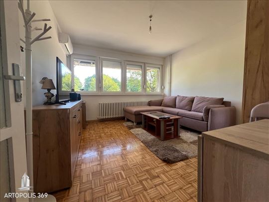 Renovirana i kompletno nameštena garsonjera na VPR