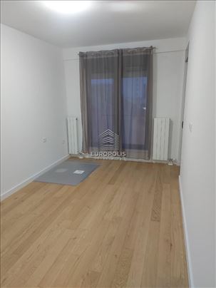 Trosoban stan u Zelenoj aveniji sa terasom i dva k