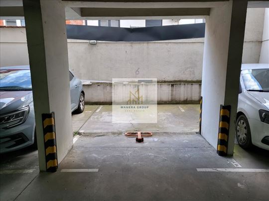 Garažno mesto: Crveni krst